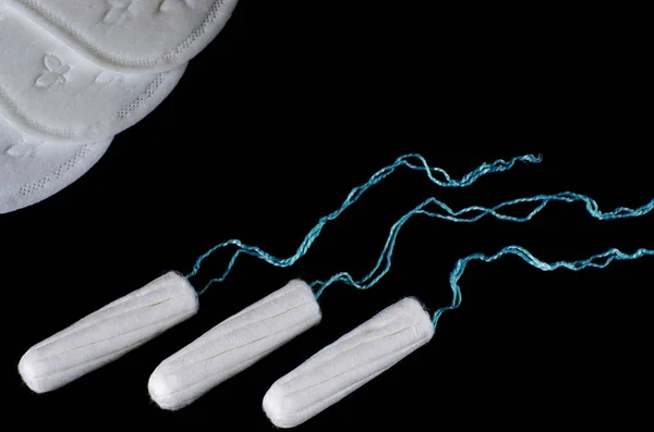 Menstruation Koncept Kvinna Hygien Skydd Bomull Tamponger Svart Bakgrund Ovanifrån — Stockfoto