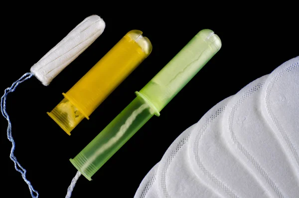 Menstruációs Koncepció Egészségügy Védelem Pamut Tampon Fekete Háttér Felülnézet Lapos — Stock Fotó