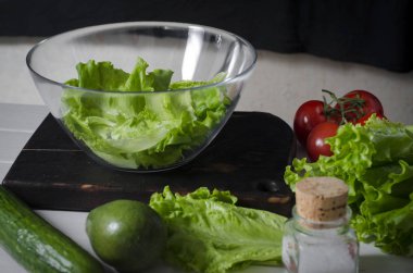 Adam marul, yeşil salata hazırlanıyor. Sağlıklı gıda kavramı