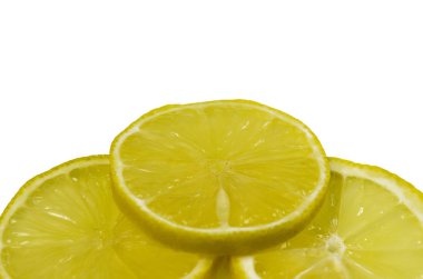 İnce dilimlenmiş limon dilimleri yalan beyaz bir arka plan üzerine