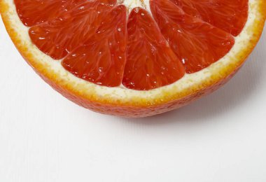 beyaz bir arka plan üzerinde sulu kırmızı turuncu yakın çekim yalan kesmek