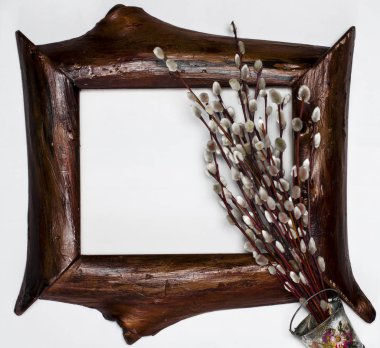 Paskalya Kukum ve Paskalya yortusu yumurta ahşap arka plan üzerinde. Mutlu Paskalya kartı. Mutlu Paskalya ile. Beyaz arka plan üzerinde izole rustik Lake boş resim poster çerçeve şablon