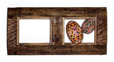 Paskalya Kukum ve Paskalya yortusu yumurta ahşap arka plan üzerinde. Mutlu Paskalya kartı. Mutlu Paskalya ile. Beyaz arka plan üzerinde izole rustik Lake boş resim poster çerçeve şablon