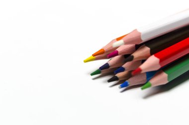 Beyaz bir arka plan üzerinde renkli keskin kalemler yalan