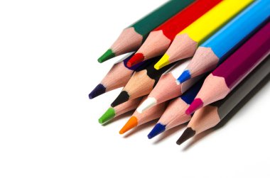 Kopyalama alanı en iyi manzaralı beyaz bir arka plan üzerinde renkli keskin kalemler yalan