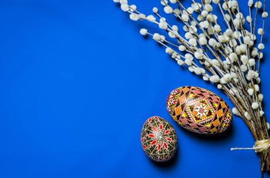 Paskalya Kukum ve Paskalya yortusu yumurta mavi zemin üzerine. Mutlu Paskalya kartı. Mutlu Paskalya ile. Beyaz arka plan üzerinde izole rustik Lake boş resim poster çerçeve şablon