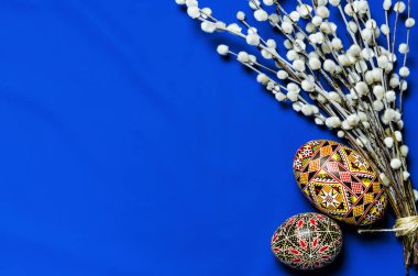 Paskalya Kukum ve Paskalya yortusu yumurta mavi zemin üzerine. Mutlu Paskalya kartı. Mutlu Paskalya ile. Beyaz arka plan üzerinde izole rustik Lake boş resim poster çerçeve şablon