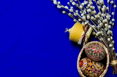 Paskalya Kukum ve Paskalya yortusu yumurta mavi zemin üzerine. Mutlu Paskalya kartı. Mutlu Paskalya ile. Beyaz arka plan üzerinde izole rustik Lake boş resim poster çerçeve şablon