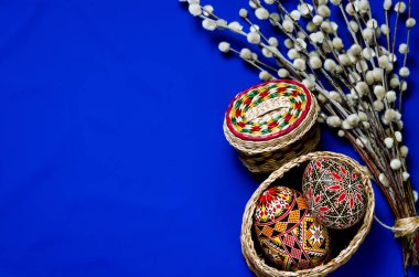 Paskalya Kukum ve Paskalya yortusu yumurta mavi zemin üzerine. Mutlu Paskalya kartı. Mutlu Paskalya ile. Beyaz arka plan üzerinde izole rustik Lake boş resim poster çerçeve şablon