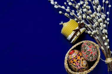 Paskalya Kukum ve Paskalya yortusu yumurta mavi zemin üzerine. Mutlu Paskalya kartı. Mutlu Paskalya ile. Beyaz arka plan üzerinde izole rustik Lake boş resim poster çerçeve şablon