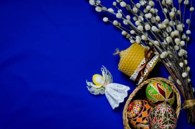 Paskalya Kukum ve Paskalya yortusu yumurta mavi zemin üzerine. Mutlu Paskalya kartı. Mutlu Paskalya ile. Beyaz arka plan üzerinde izole rustik Lake boş resim poster çerçeve şablon