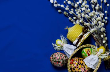 Paskalya Kukum ve Paskalya yortusu yumurta mavi zemin üzerine. Mutlu Paskalya kartı. Mutlu Paskalya ile. Beyaz arka plan üzerinde izole rustik Lake boş resim poster çerçeve şablon