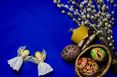 Paskalya Kukum ve Paskalya yortusu yumurta mavi zemin üzerine. Mutlu Paskalya kartı. Mutlu Paskalya ile. Beyaz arka plan üzerinde izole rustik Lake boş resim poster çerçeve şablon