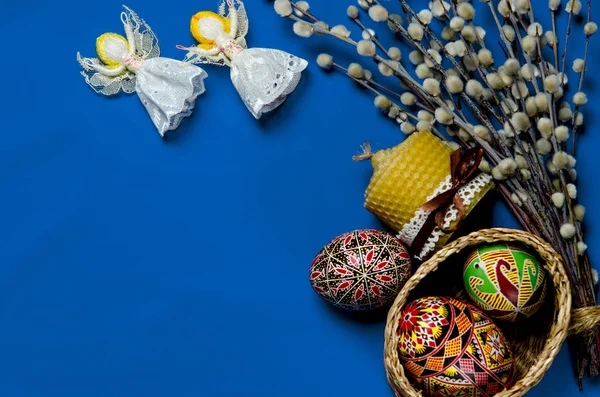 Paskalya Kukum ve Paskalya yortusu yumurta mavi zemin üzerine. Mutlu Paskalya kartı. Mutlu Paskalya ile. Beyaz arka plan üzerinde izole rustik Lake boş resim poster çerçeve şablon