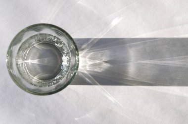 Cam kabı padajet keskin gölge, beyaz bir arka plan üzerinde duruyor. Metin için boş yer