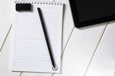 Adam ev ofis ahşap masa üstünde belgili tanımlık defter için yazma notlar eller