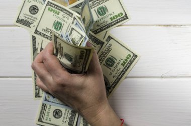100 dolar faturaları ahşap beyaz arka plan üzerinde yalan