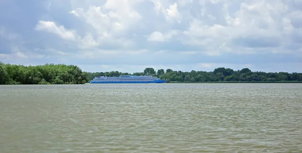 Величезний човен можна продовжити до ріки Дунаю проти синього неба — стокове фото