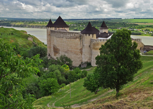 Украина, Хотинская крепость в г. Хотин Черновицкой области под голубым небом 3 мая 2015 г.
