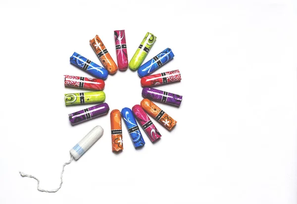 Adet dönemi kavramı. Kadın hijyen korunması. Beyaz bir arka plan üzerinde renkli yaprakları ile çok renkli çiçek temizleme bezi