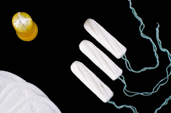 Conceito de período menstrual. Protecção da higiene da mulher. Tampões de algodão no fundo preto — Fotografia de Stock