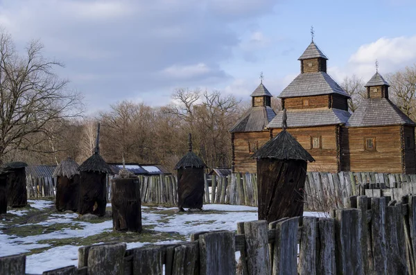 ウクライナの国立博物館で、わら屋根の木造古民家は、空気 Pirogovo を開きます。キエフ、ウクライナ — ストック写真