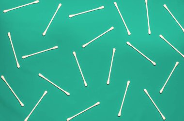 Hijyen ürünleri: yuvarlak beyaz pamuklu ped ve pamuk temizleme bezi açık renkli arka plan