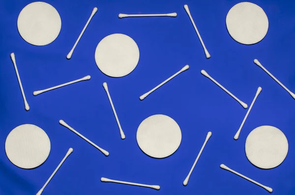 Hijyen ürünleri: yuvarlak beyaz pamuklu ped ve pamuk temizleme bezi açık renkli arka plan