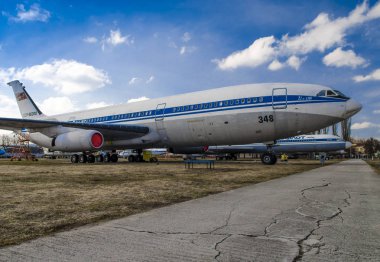 Kiev, Ukrayna, 7 Mart 2019. Belgili tanımlık çatlamak mavi gökyüzü bulutlu bir arka plan üzerinde eski yolu üzerindeki büyük mavi ve beyaz uçağa standları