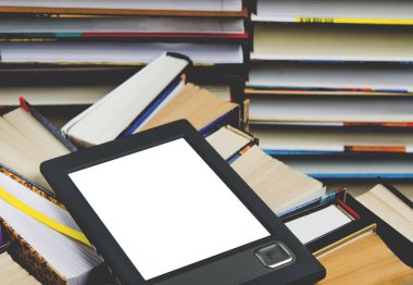 Beyaz bir ekran ile e-kitap yalan yalan açık çok renkli kitap karanlık bir arka plan üzerinde yakın çekim