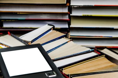 Beyaz bir ekran ile e-kitap yalan yalan açık çok renkli kitap karanlık bir arka plan üzerinde yakın çekim