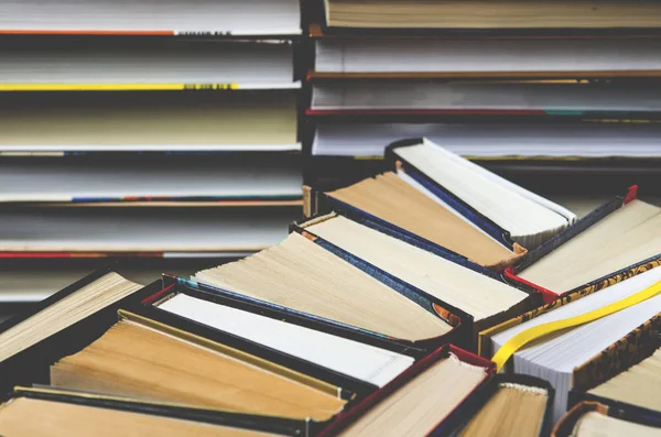 Renkli kalın açık kitap karanlık bir arka plan üzerinde durmak. okumak hazır