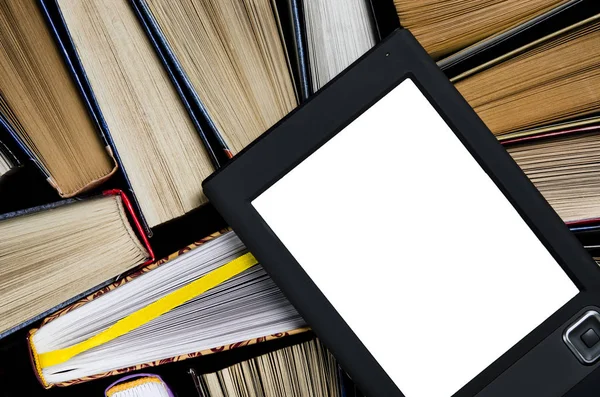 Das E-Book mit weißem Bildschirm liegt auf den offenen mehrfarbigen Büchern, die auf einem dunklen Hintergrund liegen, Nahaufnahme — Stockfoto