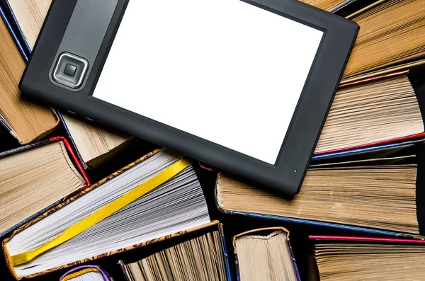 Das E-Book mit weißem Bildschirm liegt auf den offenen mehrfarbigen Büchern, die auf einem dunklen Hintergrund liegen, Nahaufnahme — Stockfoto