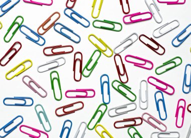 Beyaz bir arka plan üzerinde yalan belgelerin renkli ataç