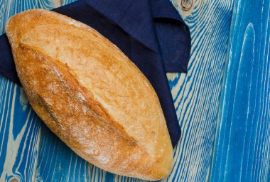 Ahşap arka plan üst görünümü üzerinde net ile tüm somun ekmek