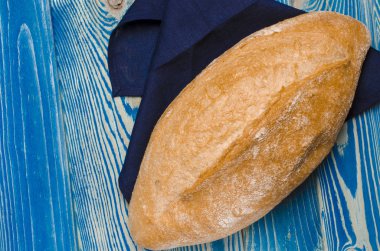 Ahşap arka plan üst görünümü üzerinde net ile tüm somun ekmek