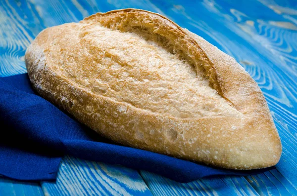 Vollkornbrot mit Knäckebrot auf Holzhintergrund von oben — Stockfoto