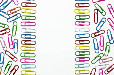 Beyaz bir arka plan üzerinde yatmak çok çok renkli ileti örneği kırpmak belgeler ve çok renkli kalemler için