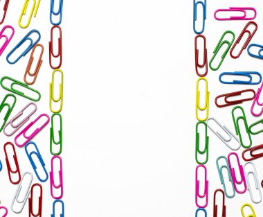 Beyaz bir arka plan üzerinde yalan belgelerin renkli ataç