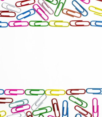 Beyaz bir arka plan üzerinde yalan belgelerin renkli ataç