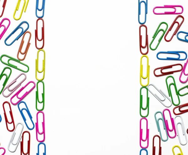 Beyaz bir arka plan üzerinde yalan belgelerin renkli ataç