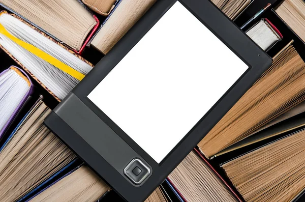 Das E-Book mit weißem Bildschirm liegt auf den offenen mehrfarbigen Büchern, die auf einem dunklen Hintergrund liegen, Nahaufnahme — Stockfoto