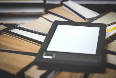 Beyaz bir ekran ile e-kitap yalan yalan açık çok renkli kitap karanlık bir arka plan üzerinde yakın çekim