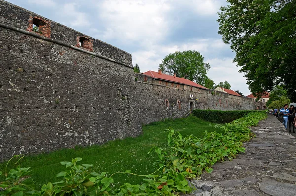 在蓝天和春天景观的背景下, 古堡的石墙 — 图库照片