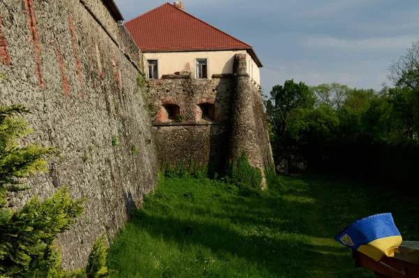 青空と春の風景を背景にした古城の石垣 — ストック写真