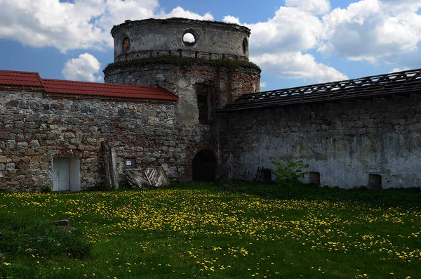 Die Steinmauern der alten Burg vor blauem Himmel und die Frühlingslandschaft — Stockfoto