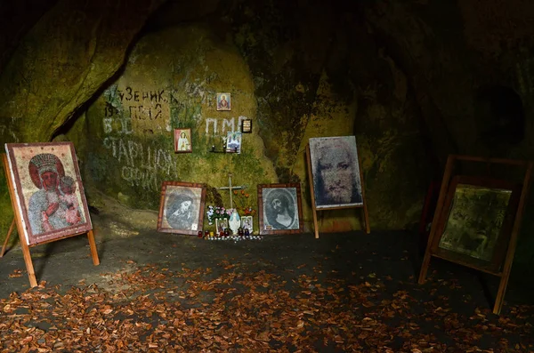 Kamienne schody prowadzą do starej jaskini w górach w lesie z zielonymi drzewami. Turystyka — Zdjęcie stockowe
