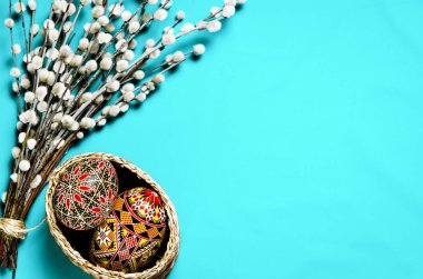 Paskalya Pussy-willow ve arka planda Paskalya yumurtası. Mutlu Paskalya kartı. Happy Easter ile.