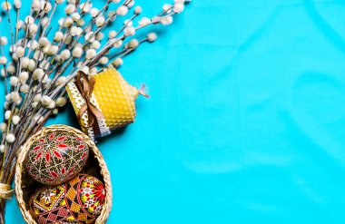 Paskalya Pussy-willow ve Paskalya yumurtası mavi arka plan üzerinde. Mutlu Paskalya kartı. Happy Easter ile